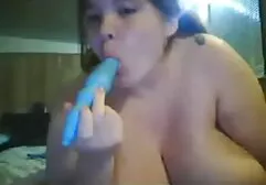 Dễ thương tóc vàng masturbates trong sec gai non cô ấy xe hơi