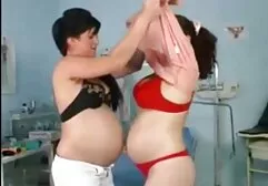 Chỉ để lại phim sec gai tu suong một đôi tất đen và bộ đồ lót xinh đẹp trên người, cô gái tóc vàng nằm lại và đợi cho mình bị đụ