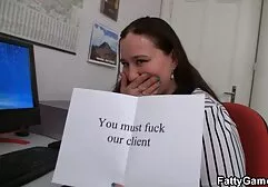 Cô gái tóc nâu mời anh chàng tua lại chân của mình, và anh ta, tận dụng thời điểm này, cởi bỏ chiếc quần lót màu gai dep sec xi đen của cô ấy, liếm âm hộ màu hồng của cô ấy và bắt đầu đập cho đến khi anh ta kết thúc trên khuôn mặt xinh đẹp của cô ấy