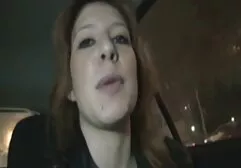 Một cô gái châu Á trẻ trung, gợi cảm, với hình thể lý tưởng và bộ ngực căng tràn nhựa sống, thoải mái khỏa thân ngồi trên một chiếc ghế nhỏ, nơi cô ấy dùng tay vuốt ve âm hộ ẩm ướt của mình với sec gai cuc xinh niềm đam mê gợi cảm