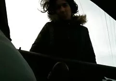 Con đĩ mang theo cặp dương vật giả dày cộp và lao vào thăm người bạn của mình, người đang đụ ngay trên sàn nhà với những thứ sec dit gai xinh đồ chơi dày cộp này