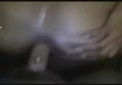 Một cô gái trẻ xử lý một béo gai sinh sec biker tinh ranh