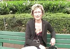 Blondie ngồi trên mui xe và giật tắt cô ấy sec gai đep L.