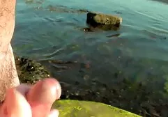 Gays đứng trên giường và phim sec gai nung lon giật tắt của họ sừng cocks