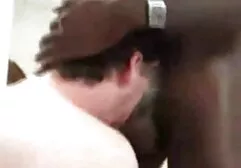 Anh chàng fucks con chó cái trong âm hộ, nhưng sec gai nung lon cô ấy đã chết tiệt đến mức tinh ranh nhai ở đó, giống như trong một đầm lầy