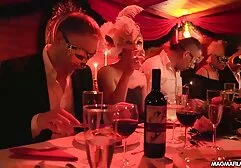 Nam fucks một brunette trong các sec gai cuc xinh công viên trên bàn