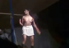 Hói già nigga liếm anh gai sec âm hộ của một con điếm tóc đỏ