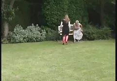 Châu Á y tá hút dương vật của bệnh nhân và giật anh ta bằng sec gai ngon chân của mình