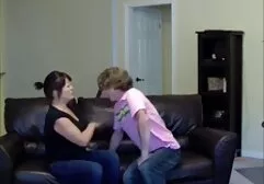 Một cô gái trẻ mở miệng và nuốt anh gai sec rất nhiều tinh trùng