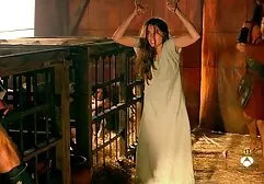 Một chàng trai trẻ đến đón cô bạn gái gợi cảm của mình cho một chuyến đi đến rạp chiếu phim đã được sắp xếp trước, nhưng anh ta không thể cưỡng lại sec gai đep vẻ ngoài quyến rũ khó tả của cô ấy và, đã lập mọi kế hoạch, địt người đẹp trong âm hộ của cô ấy cho đến bình minh