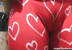 Brunette sec gai nung lon trong một satin corset quyến rũ cô ấy chồng