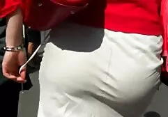 Một con chó cái bụ bẫm secgai xinh trong vớ lưới cá cắm bàn chải vào âm hộ