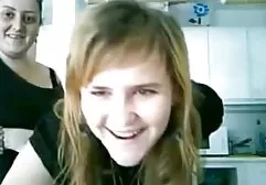 Một cô gái tóc nâu dễ thương quyến rũ phim sec cuc dep người bạn của cô ấy bằng đít, và đứng lên với một con giáp xác yêu cầu được địt cô ấy