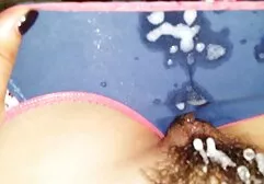 Cô gái xem phim khiêu dâm, sau đó được bật lên sec gai vip và tự đụ mình trên giường