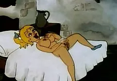 Phim khiêu dâm Nga. Hai chàng công tử sec girl xinh cởi đàn bò tơ, mang vào chòi và đề nghị chơi bài thoát y. Ngay sau khi lũ chó cái cởi quần áo, chúng bắt đầu đụ chúng trên giường