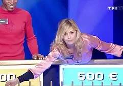 Một cô gái tóc vàng đói vồ lên một người đàn ông xem gai sec da đen và fucked của anh ấy khổng lồ đen vòi nước