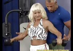 Cô gái tóc vàng sec gai net mở rộng hậu môn của mình bằng những ngón tay của mình và đưa một tinh ranh vào đó