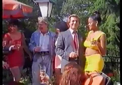 Cô gái tóc nâu vuốt phim sec gai tre dep ve cơ thể mình trên chiếc ghế bành rộng