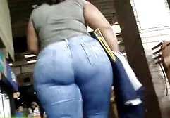 Gầy brunette nhảy phim sec gaidep trên một vòi nước