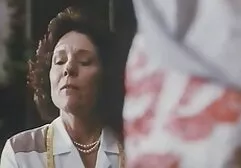 Thật tuyệt biết bao khi được nâng niu bản thân bằng một viên sô cô la, không chỉ trên xem phim sec lon dep bàn mà còn trên giường!