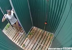 Trẻ tóc vàng ngồi trên một tinh sec gai sinh ranh