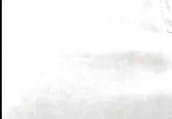 Một cô gái trẻ quỳ xuống và hút một tinh ranh trong phòng tắm fim sec gai xinh