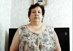 Cô gái tóc đỏ, tính khí thất thường không biết rằng người lái xe, mặc dù anh ta ngồi quay lưng lại, có thể nhìn mọi thứ đang xảy ra giữa hai chân cô ấy và sau đó cô ấy đứng lên đó bằng ngón tay của pim sec gai dep mình