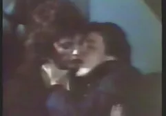 Hai cặp đôi địt nhau trong cùng một phòng. Về cơ bản, tất cả sự chú ý gai dep sec xi của người điều khiển đều tập trung vào một cặp. Cô gái cưỡi ngựa và chỉ địt anh ta với tất cả sức mạnh của mình, cô ấy cưỡi anh ta