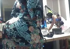 Một trẻ nhẹ nhàng người sec gai to mát-xa đã được vui mừng và fuck với một khách hàng