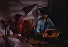 Sexy lesbian mẹ fucks cô pim sec gai xinh ấy con nuôi trẻ con gái