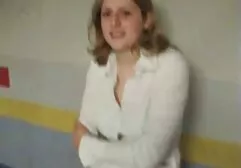 Em bé vuốt ve L. và hút ngón chân sec xinh