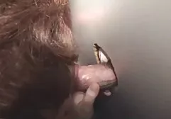 Một cô gái phim sec gai tu suong tóc vàng mặc vớ vuốt ve một con cặc bằng chân của khách hàng