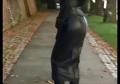 Đầu tiên, em bé cố định dương vật giả trên tường và hướng nó vào âm hộ tuyệt vời của cô phin sec gai dep ấy, bắt đầu ngồi xuống và vẫy mông đáng yêu của mình để bắt chước kiểu doggy.