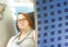 Cô giúp việc có việc mới không ngờ cô chủ trông xinh xắn lại biến thái, đeo dây phim sec gai sinh buộc vào, cô bắt anh ta bú cu rồi địt.