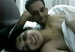 Đồ chơi tai phim sec gai xinh khổng lồ bên trong một con gà con busty