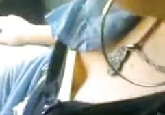 Một ngọt ngào brunette với cạo âm đạo đi fim sec gai xinh tiểu