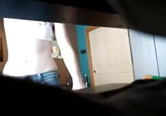 Những người da đen thô bạo chị một trẻ tóc vàng và pim sec gai dep bóp cổ cô ấy bởi những cổ họng