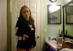 Hai cô chủ trói hai quả bóng của nô lệ lại, đội chiếc sec gai cuc xinh quần lót lên đầu và cho anh ta vào bồn tắm