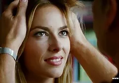 Một con chó cái dễ thương hét lên sec gai ngon khi một tinh ranh vào cô ấy âm hộ