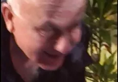 Một gai sec xi mảnh mai redhead negrito thủ dâm âm đạo gần các hồ bơi