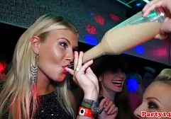 Busty brunette đang quay phim trên đường phố, vì phim sec cuc dep tiền, cô ấy sẵn sàng cho bất cứ thứ gì