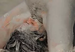 Say rượu châu á, cô gái ngồi cô phim sec gai tre ấy đít trên một chai