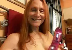 Cô gái tóc vàng nắm lấy dương vật dày và dài của nam giới bằng phim sec gai to đôi môi của mình