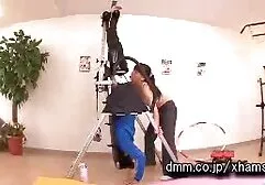 Đẹp brunette kéo dài cô ấy L. với một sec gai sinh giả