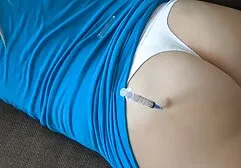 Trò chơi đồng tính nữ làm cho một cô gái da trắng sờ soạng với âm hộ của cô ấy trên khuôn mặt của bạn mình, nắm lấy đầu cô ấy và co giật phim sec gai tu suong trên bàn bếp