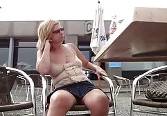 Một người phụ nữ da đen quyến rũ tuyệt đẹp bí mật đến gặp người thủ kho phim sec gai tre dep trẻ tại nhà kho và ở đó, hoàn toàn bí mật với ông chủ khắc nghiệt, say mê làm tình với anh ta