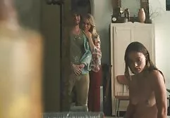 Tóc vàng thủ dâm trong các nhà bếp với một màu hồng phim sec gaidep dildo