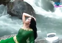 Một chú gà con quyến rũ với bộ đệm phim sec gai xinh dep lớn đến thăm người bạn của mình, người này ngay lập tức đặt chú gà con lên lưng và dùng một tay giữ tóc cô ấy trong miệng, và sau đó con chó cái lao vào đáy quần ẩm ướt với giáp xác trên bàn