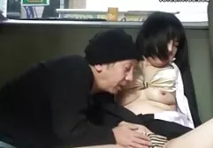 Ngồi thoải mái trên ghế, một cô gái gợi cảm Nhật Bản dang rộng hai chân của mình và bắt đầu quấy rối âm hộ mềm mại của cô ấy bằng máy rung để đạt được cực khoái dữ dội, và chồng cô sec gai lon to ấy xem tất cả những điều này và giật mình