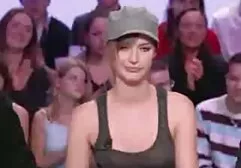 Anh chàng pounds các lỗ hậu môn của một trẻ brunette với gai sec xi của anh ấy khổng lồ tinh ranh